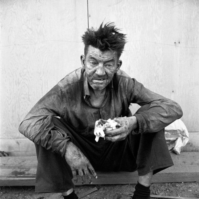 vivian-maier-poor-man-of-the-street-eating-new-york-1959-1024-postbit-2268